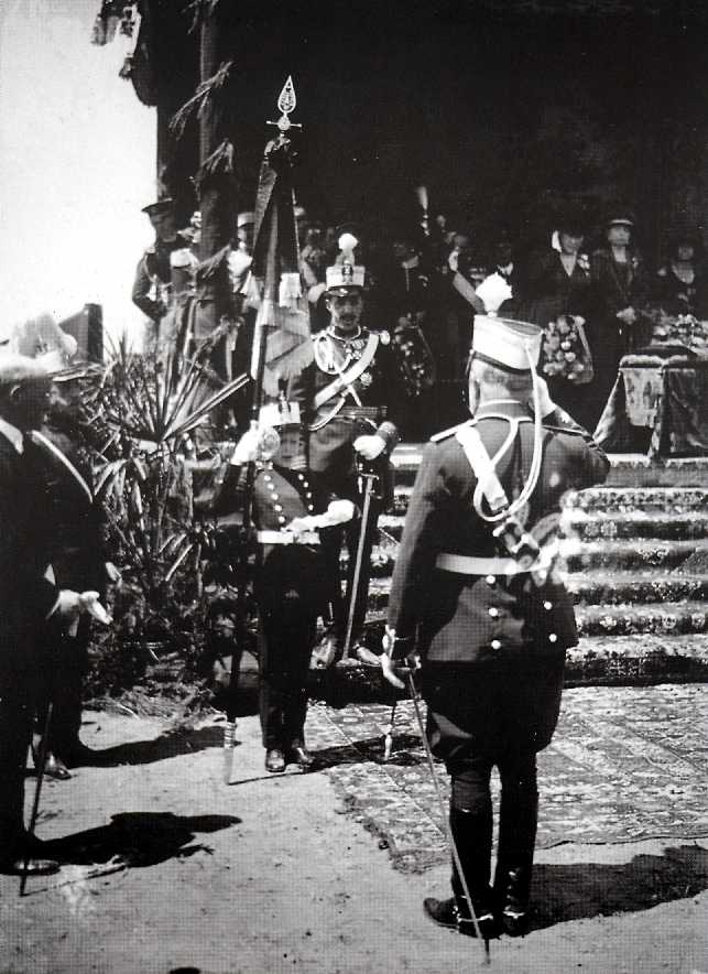 Entrega del estandarte de Aerostación Militar en Guadalajara, por el Infante D.Juan de Borbón, hijo de Alfonso XIII, padre del Rey Emérito D.Juan Carlos I y abuelo del actual Rey, Felipe VI.